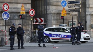 Συμπλοκές στο Παρίσι μεταξύ κουκουλοφόρων και αστυνομικών