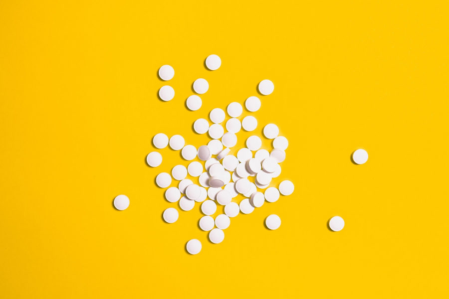 «Πόλεμος» μεταξύ Pfizer και MSD για το χάπι κατά του κορονοϊού