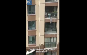 Βίντεο - σοκ: Τρίχρονο αγόρι πέφτει στο κενό από τον 5ο όροφο πολυκατοικίας και σώζεται (vid)