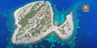 Το νησί της Ελλάδας που έχει σχήμα πάπιας και το όνομά του σκορπάει «ανατριχίλα» (Βίντεο)