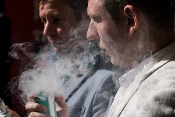 «Σιγοσβήνει» το παραδοσιακό τσιγάρο - Έρχεται το κάπνισμα από το... μέλλον