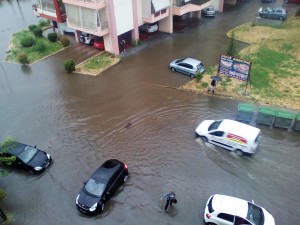 Στο έλεος των βροχοπτώσεων και η Ξάνθη - Πλημμύρισαν δρόμοι (pics+vid)