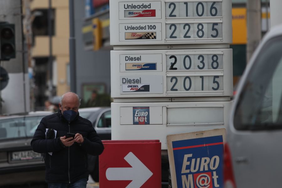 Πότε θα δούμε μείωση στις τιμές σε βενζίνη και πετρέλαιο (βίντεο)