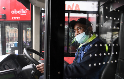Λονδίνο: Παραμένει υποχρεωτική η μάσκα στα μέσα μαζικής μεταφοράς με απόφαση του δημάρχου