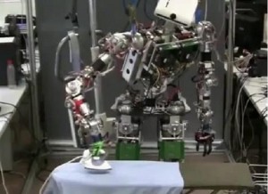 Η χαρά της νοικοκυράς... ρομπότ σιδερώνει ρούχα!