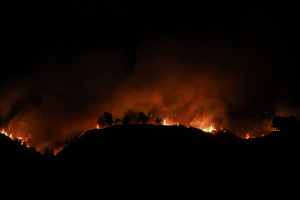 Φωτιά - Βόρεια Εύβοια: Εκκενώνονται τα χωριά Σκεπαστή και Κεραμειά, κυκλώνονται από τις φλόγες