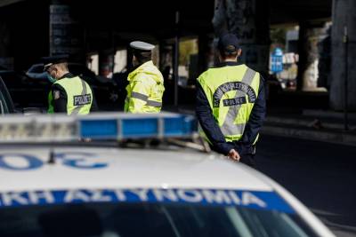 Εξαγριωμένοι Ρομά έδειραν αστυνομικούς στην Πάρο (βίντεο)