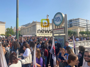 Φοιτητικό συλλαλητήριο στο κέντρο της Αθήνας, διαμαρτυρία στα Προπύλαια (εικόνες)