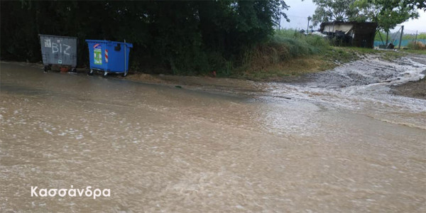 «Πνίγηκε» στη βροχή η Χαλκιδική - Ποτάμια οι δρόμοι σε Νέα Μουδανιά και Κασσάνδρα
