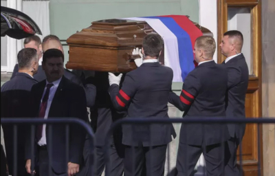 Κηδεία Γκορμπατσόφ: Συγκλονίζει η εικόνα της κόρης του πάνω από το ανοικτό φέρετρο, το σπαρακτικό αντίο