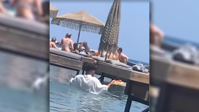 Οργή στη Ρόδο: Σερβιτόρος σε beach bar παραδίδει παραγγελία σχεδόν... κολυμπώντας - Παρέμβαση Γεωργιάδη