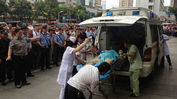 Σαγκάη: Φλεγόμενο φορτηγάκι έπεσε πάνω σε πεζούς - 18 τραυματίες