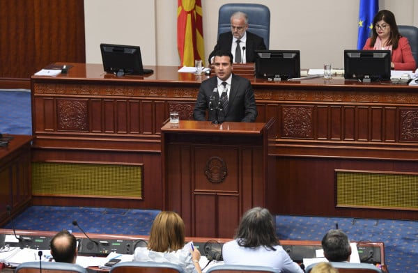 Ραγδαίες εξελίξεις στα Σκόπια: Ο Ζάεφ πέρασε» με 80 βουλευτές την αναθεώρηση του Συντάγματος