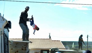 Πατέρας πέταξε την ενός έτους κόρη του από την σκεπή για να μην του γκρεμίσουν το σπίτι (εικόνες)
