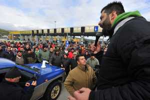 Μπλόκα: Ανοίγουν οι αγρότες την εθνική οδό Τρίπολης - Κορίνθου