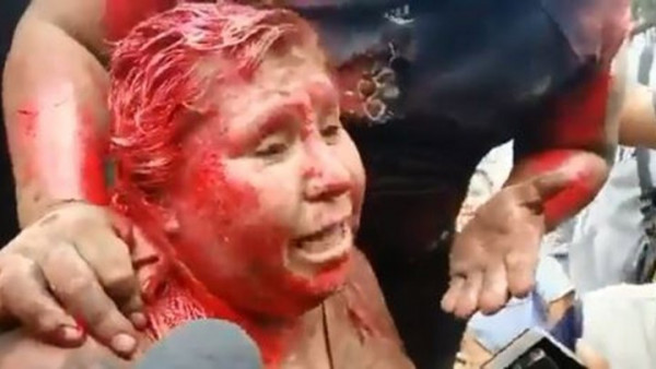 Άγριο λιντσάρισμα στην Βολιβία: Διαδηλωτές κούρεψαν γυναίκα δήμαρχο, την έβαψαν και την έσερναν ξυπόλυτη (video)