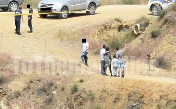 Εικόνες ντροπής στην Κύπρο - Οικογένεια έβγαζε selfie στην Κόκκινη Λίμνη που πέταξε τα θύματά του ο «Ορέστης» (pics)