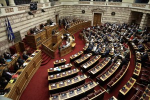 Με ρούχα παραλίας εμφανίζονται Έλληνες βουλευτές στη Βουλή, καταγγέλλει ο Ανδρεάς Λοβέρδος