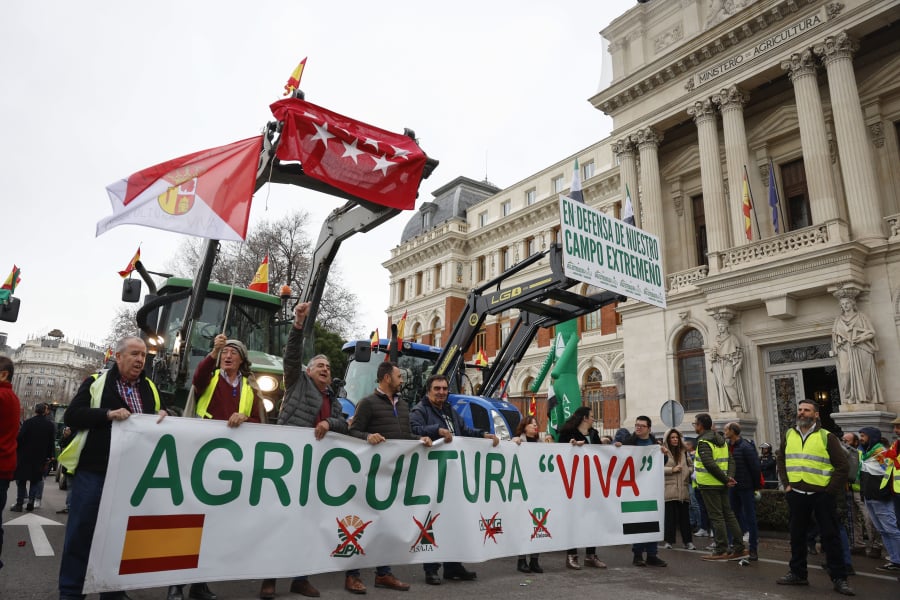 Στο κέντρο της Μαδρίτης εισέβαλλαν με τρακτέρ εκατοντάδες Ισπανοί αγρότες