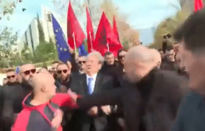 Αλβανία: Άντρας έριξε μπουνιά στο πρόσωπο στον πρώην πρωθυπουργό Σαλί Μπερίσα -Δείτε βίντεο