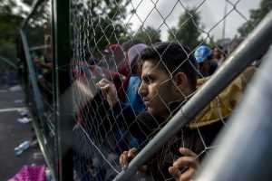 «Υψώνουν φράχτες» οι δήμοι στα κέντρα φιλοξενίας προσφύγων