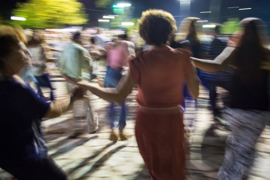 «Αυθόρμητη στιγμή ο συνωστισμός» - Τι λέει δήμαρχος Λιβαδειάς για το γλέντι και τους χορούς (βίντεο)