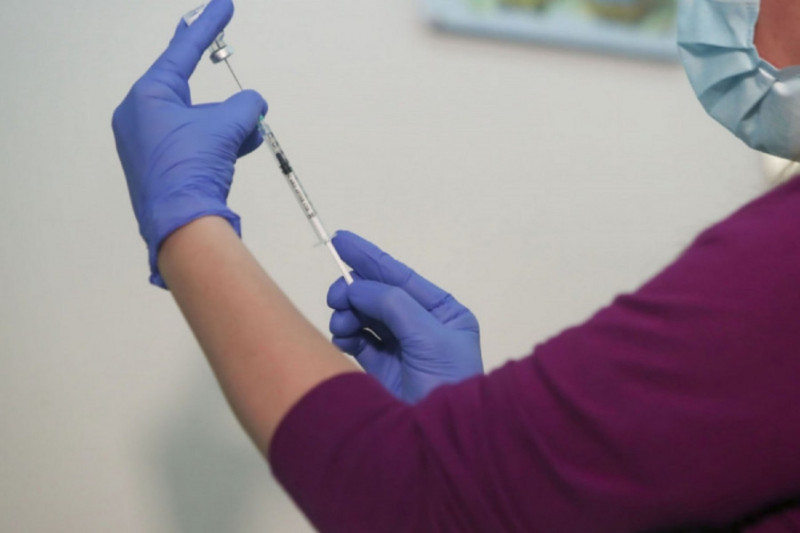 «Φρενάρει» τους εμβολιασμούς η Βρετανία, «λιγότερα εμβόλια της AstraZeneca απ’ όσα αναμένονταν»