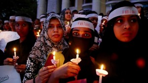 Δύο άνδρες βίασαν και έκαψαν ζωντανή μια έφηβη στην Ινδία