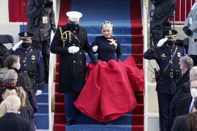Ορκωμοσία Μπάιντεν: Τα γάντια του Σαντερς, η φούστα της Gaga και η τεράστια... Βίβλος (pics)