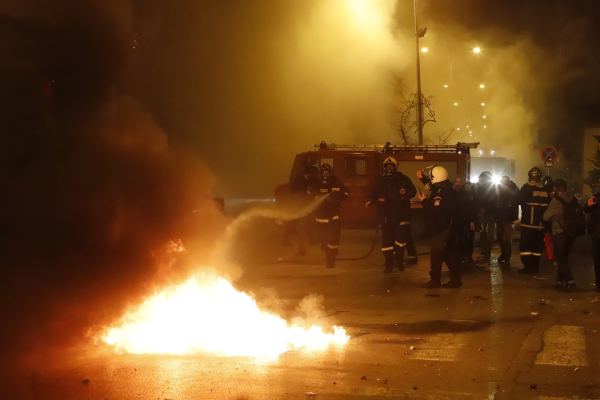 Νέα επεισόδια στη Θεσσαλονίκη: Φωτιές, πετροπόλεμος και χημικά κατά τη διαμαρτυρία Ρομά