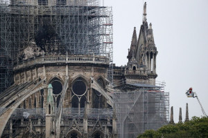Ένας ξύλινος καθεδρικός ναός θα χτιστεί στον περίβολο της Παναγίας των Παρισίων