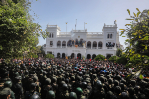 Σε κατάσταση έκτακτης ανάγκης η Σρι Λάνκα, οι διαδηλωτές ανακοίνωσαν ότι θα φύγουν από το πρωθυπουργικό γραφείο (βίντεο)