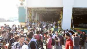 Ακόμη 327 πρόσφυγες έφτασαν το πρωί στο λιμάνι του Πειραιά