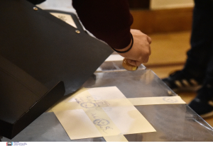 Κύπρος: Άνοιξαν οι κάλπες, ομαλά και χωρίς προβλήματα η ψηφοφορία