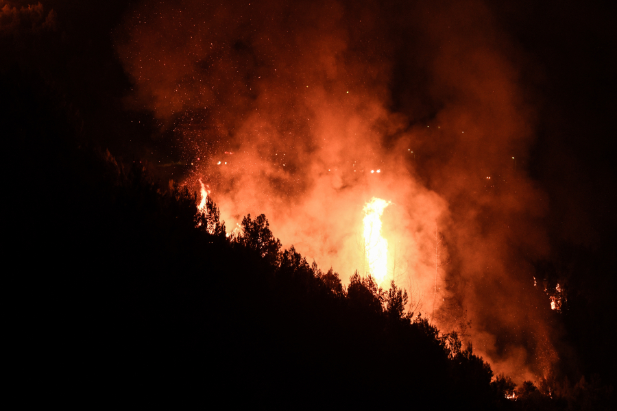 Κρήτη: Φωτιά σε παραθαλάσσιο οικισμό, συναγερμός στην Πυροσβεστική