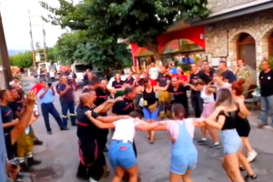 Φωτιά στη Γορτυνία: Στο Καλλιάνι αποχαιρέτησαν τους Γάλλους πυροσβέστες με χορούς και συρτάκι (βίντεο)