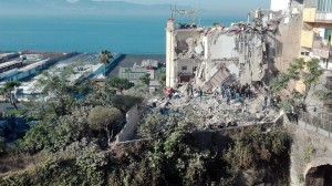 Ιταλία: Κατέρρευσε κτίριο στη Νάπολι - Επτά αγνοούμενοι, τραυματίες πυροσβέστες