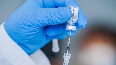 «Πράσινο φως» από CDC: Το Φθινόπωρο θα κυκλοφορήσουν τα νέα εμβόλια για τον κορονοϊό