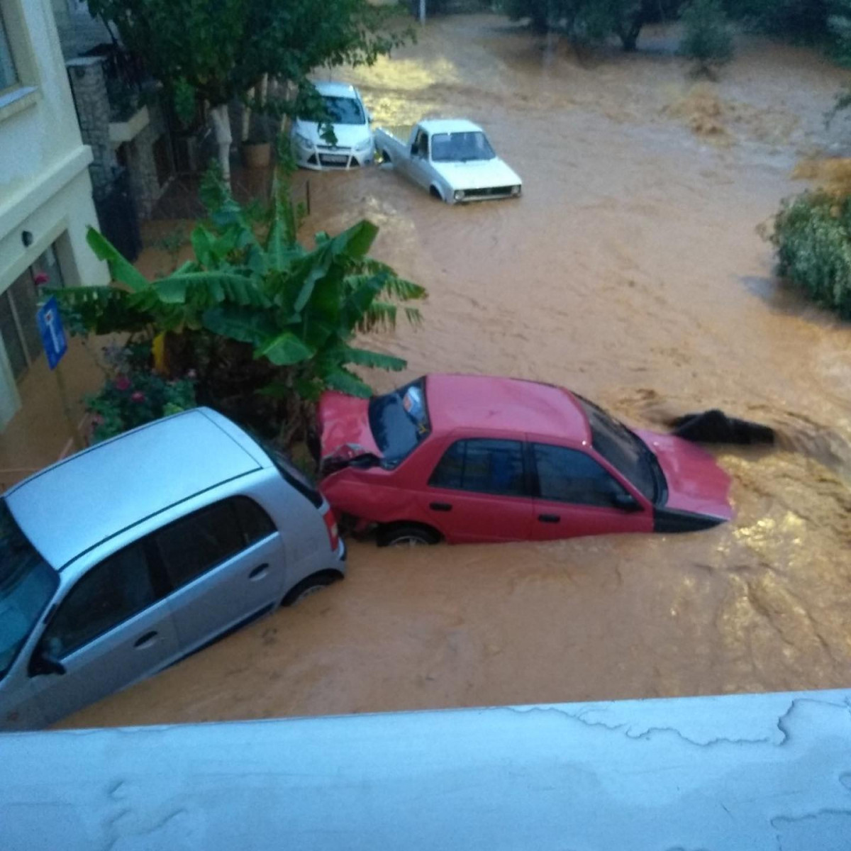 Καιρός: Πνίγηκε ξανά η Κρήτη από τις πλημμύρες, ανέβηκαν στις ταράτσες οι άνθρωποι για να σωθούν (vid)