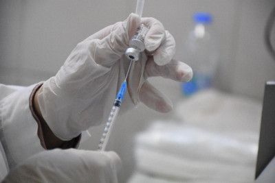 Καπραβέλος: Αυξητική η τάση της πανδημίας, να γίνει υποχρεωτικός ο εμβολιασμός σε ιατρικό και νοσηλευτικό προσωπικό
