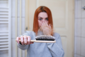 Τριχόπτωση: Οι λόγοι που «πέφτουν» τα μαλλιά σας, oι «επικίνδυνες» συνήθειες που πρέπει να κόψετε