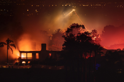 Στις φλόγες δεκάδες βίλες πολλών εκατομμυρίων στην Καλιφόρνια (εικόνες, βίντεο)