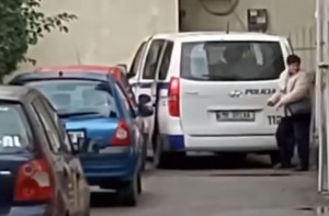 Αλβανία: Σάλος με βίντεο που εμφανίζει αστυνομικό να κλέβει ανθρωπιστική βοήθεια από σεισμόπληκτους