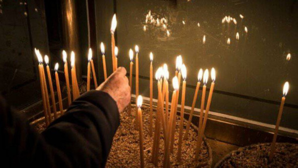 Κορονοϊός: Ο ιερέας του Προφήτη Ηλία Ηλιούπολης «κλειδώθηκε» στην εκκλησία με πιστούς παρά την απαγόρευση