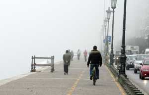 Ομίχλη καλύπτει την Θεσσαλονίκη, μικροπροβλήματα στο αεροδρόμιο 