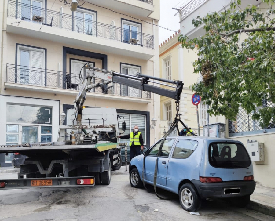 Γερανοί απομάκρυναν 85 εγκαταλελειμμένα αυτοκίνητα, πώς γίνεται ο εντοπισμός τους στην Αθήνα (φωτό)