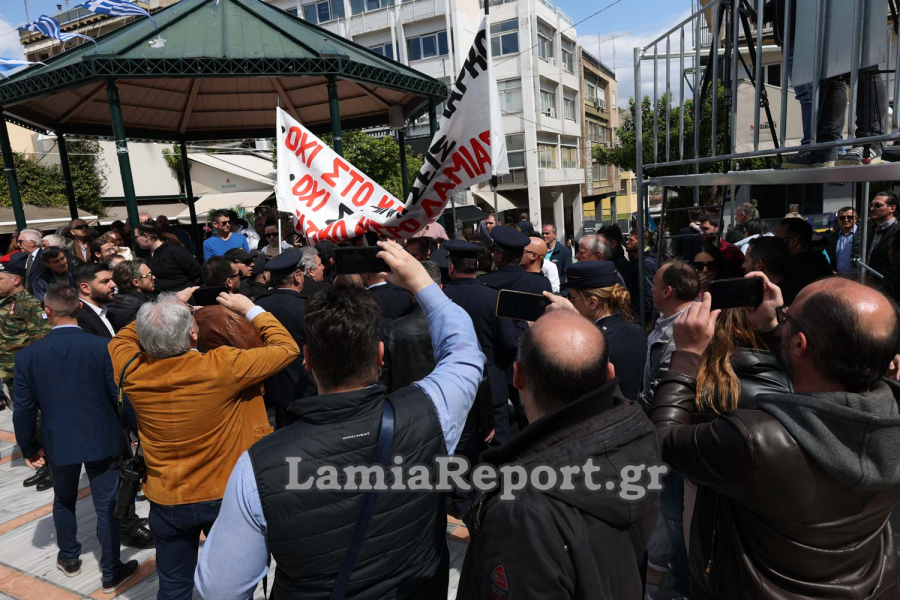 Ένταση στην παρέλαση της Λαμίας με εργαζόμενους της ΛΑΡΚΟ