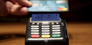 Παράταση της αύξησης του ορίου στις ανέπαφες συναλλαγές με κάρτες, προτείνουν οι τράπεζες