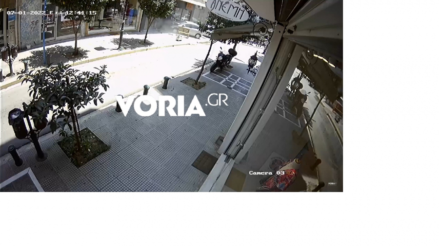 Θεσσαλονίκη: ΙΧ «καρφώθηκε» σε βιτρίνα φωτογραφείου γεμάτο κόσμο (βίντεο)