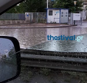 &#039;&#039;Ποτάμια&#039;&#039; οι δρόμοι στη Θεσσαλονίκη μετά τη βροχή (VIDEO)